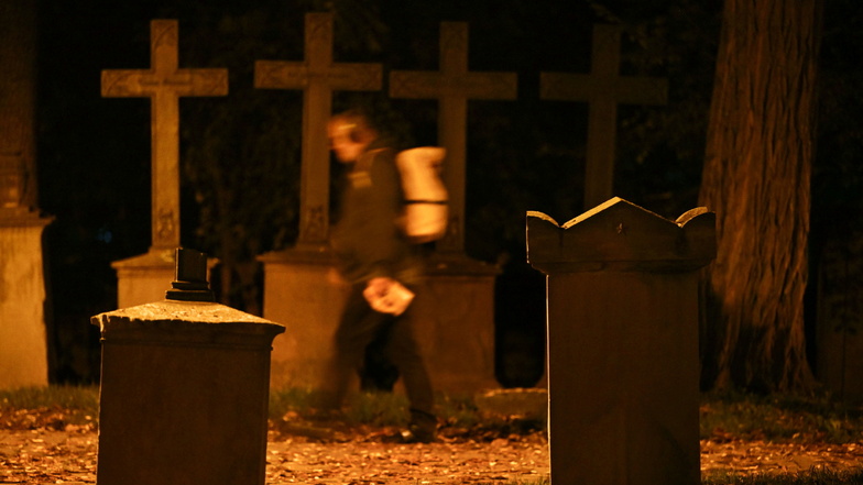 Ein Mann geht an alten Grabmälern vorbei. Wer jetzt Angehörige bestatten muss, wird mit steigenden Kosten konfrontiert.