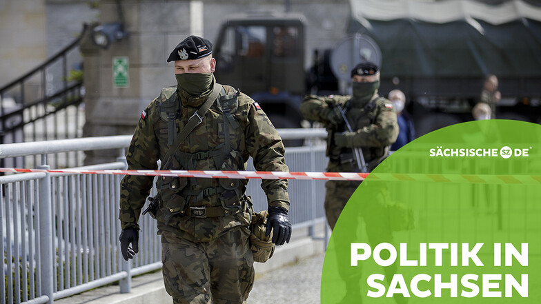 Polnische Grenzsoldaten stehen an der geschlossenen Altstadtbrücke in Zgorzelec.