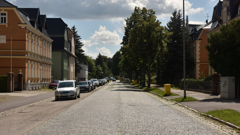 Die Dresdener Straße war vor über 100 Jahren vielleicht die prächtigste Straße der Stadt, beidseitig mit Bäumen bestanden. Auch heute macht sie durchaus noch Eindruck. Wenn man sie aber erneuern will, bekommt man es praktisch mit allen Problemen des