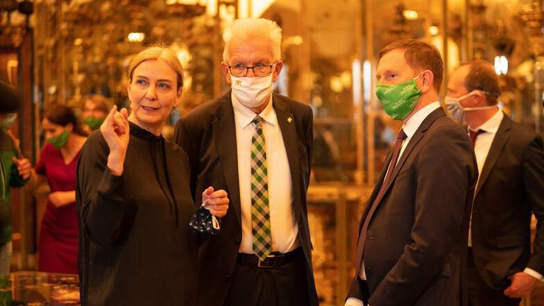 Kunstsammlungen-Chefin Marion Ackermann zeigt den beiden Ministerpräsidenten Ministerpraesident das Grüne Gewölbe
