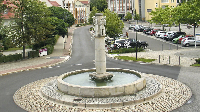 Der Glasmacherbrunnen vor dem Bahnhof Weißwasser. Wieder eingeweiht wurde das Baudenkmal vor 20 Jahren zur Gründung der Denkmalkommission von Weißwasser, die ihren Ursprung im Neuaufbau dieses Brunnens hatte.