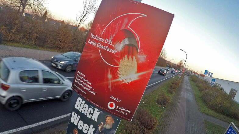 Vodafone wirbt in den Döbelner Gewerbegebieten in Döbeln Ost mit Plakaten für den Ausbau des Glasfasernetzes. Die Telekom ist eher dran. Sie hatte schon Ende Oktober ihr Engagement angekündigt und die Firmen angeschrieben.