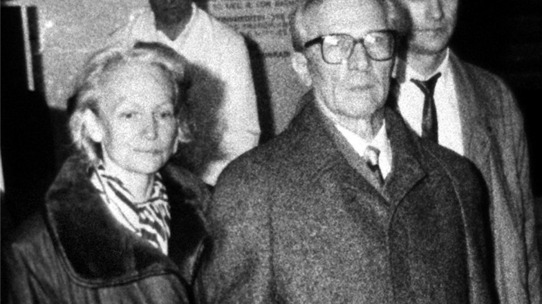 Erich Honecker (M) und seine Ehefrau Margot 1990 in Ost-Berlin.