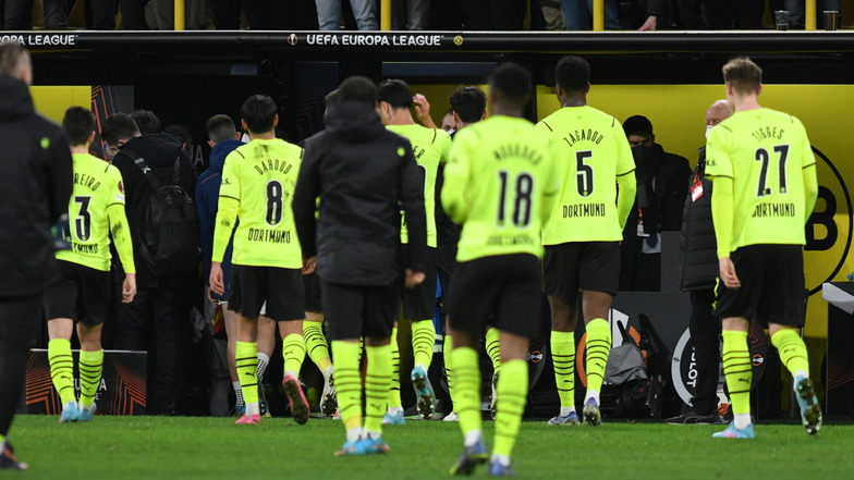 Wie begossene Pudel verlassen die Dortmunder Profis nach dem 2:4 gegen die Glasgow Rangers das heimische Spielfeld.