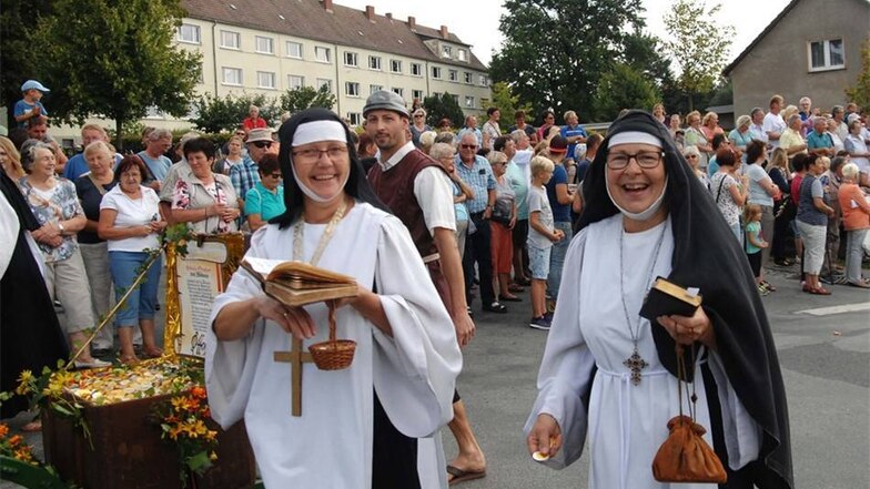 Diese beiden fröhlichen Damen waren als Nonnen des Klosters St. Marienthal Ostritz mit dabei.