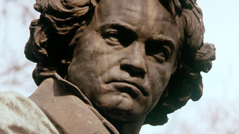 Das Beethoven-Denkmal in Wien. Der deutsche Komponist wurde am 17. Dezember 1770 in Bonn geboren und starb am 26. März 1827 in Wien.