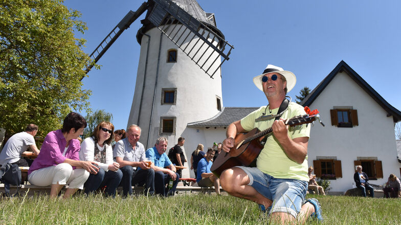Offiziell gab es keinen Mühlentag und auch kein Konzert. Sven Teetz, alias Onkel Sven spielte dennoch an der Windmühle Possendorf ein Ständchen.