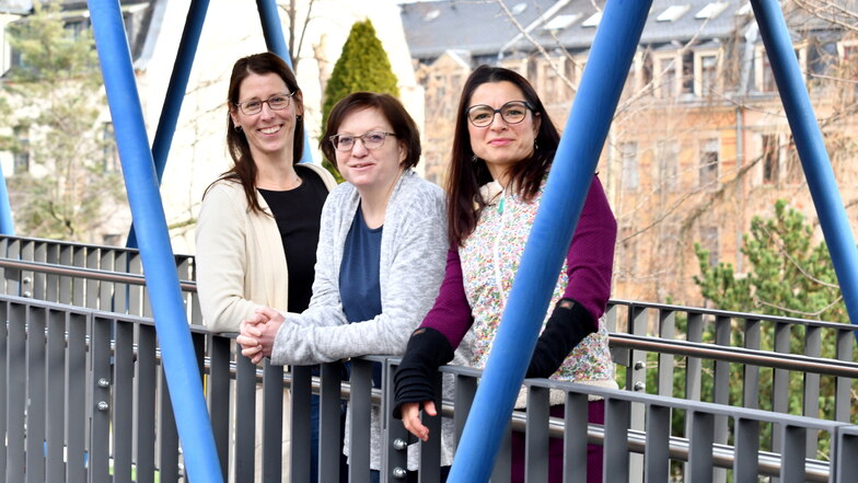 Die Sozialarbeiterinnen und Pädagoginnen Kristin Sauer, Christina Piche und Elena Krügel (v.l.) vom AWO-Projekt Jobladen  helfen jungen Menschen im Jugendhaus Emmers in Dresden-Pieschen.