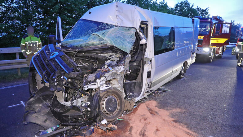Bei dem Unfall auf der A4 bei Dresden ist ein Transporter auf einen Sattelzug geprallt.