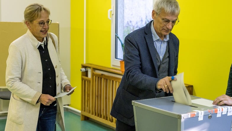 Hans-Christoph Berndt, Spitzenkandidat der AfD zur Landtagswahl in Brandenburg, und seine Frau geben ihre Stimmzettel ab.