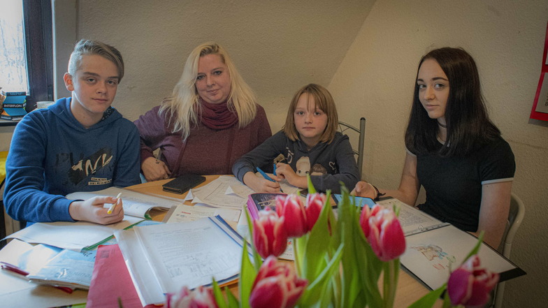 Peggy Herrmann aus Königsbrück kennt das tägliche Lernchaos zwischen schlechtem Internet und Überforderung gut. Drei ihrer vier Kinder gehen noch in die Schule. Max (13) Paulina (9) und Emilie (16) lernen wegen Corona im Homeschooling - ohne WLAN.