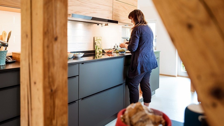 Der Mix macht‘s: Bei den Küchentestern aus Dresden werden verschiedene Stile kombiniert – Holz mit Metall, alt mit neu.