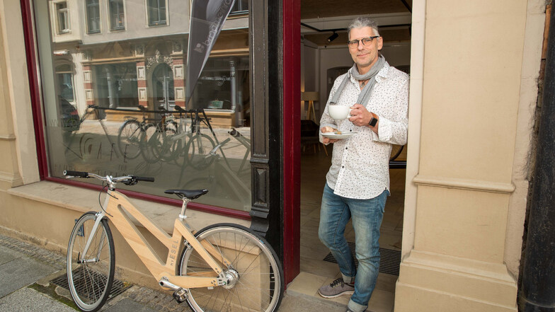 Thorsten Mackowiak managt das neu eröffnete Café für Fahrradkultur in der Pirnaer Innenstadt.