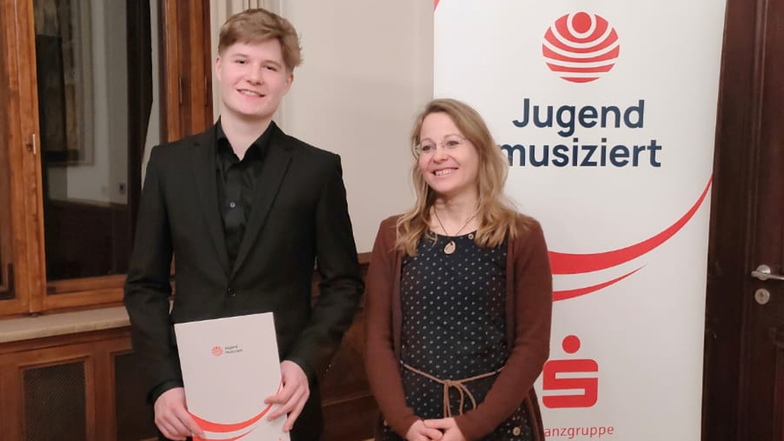 Der 17-jährige Daniel Pfister mit seiner Klarinettenlehrerin Susan Joseph.