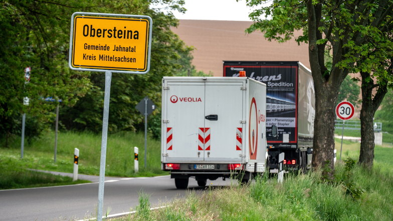 Bürger von Obersteina und Kiebitz haben Unterschriften gesammelt. Sie wollen, dass das Durchfahrtsverbot für Lkw in Kiebitz und die Geschwindigkeitsbegrenzung in den Ortschaften an der S35 kontrolliert wird.