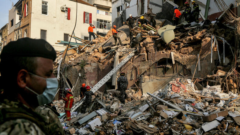 Ein Rettungsteam durchsucht die Trümmer eines Gebäudes, das bei der Explosion im vergangenen Monat eingestürzt war. Zuvor hatte ein Rettungshund Lebenszeichen entdeckt.