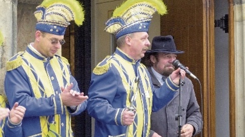 Horst Wagner war lange Jahre Chef des Dippser Faschingsvereins. Das Foto zeigt ihn(Mitte) 2001 mit Bürgermeister Horst Bellmann (re.). 