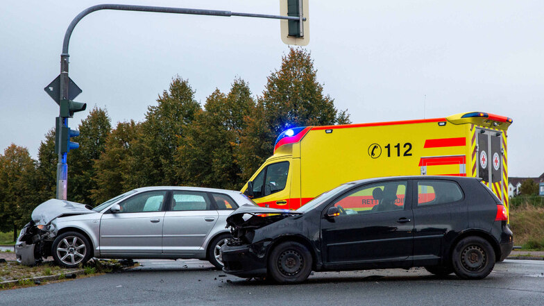 19-Jähriger übersieht Audi auf Kreuzung - zwei Verletzte