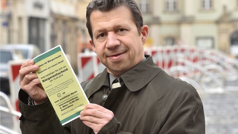 Stadtrat Matthias Böhm wirbt für ein „Ja“ beim Bürgerentscheid zum Markt am 13. März.