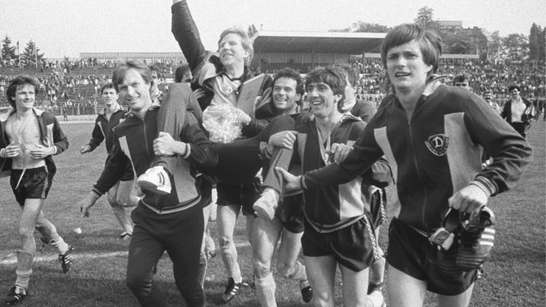 Die Dynamo-Spieler Udo Schmuck, Hartmut Schade, Ralf Minge und Torsten Gütschow (v. l.) tragen ihren Erfolgstrainer Klaus Sammer nach dem Pokalsieg 1984 auf den Schultern. Im Finale hatten die Dresdner den BFC Dynamo mit 2:1 besiegt, ein Jahr später gewan