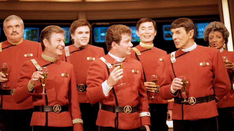 Mitglieder der "Star Trek"-Crew 1988: James Doohan (l-r), DeForest Kelley, Walter Koenig, William Shatner, George Takei, Leonard Nimoy und Nichelle Nichols,