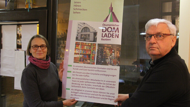 Barbara Pohl organisiert das „Literaturcafé“ im Ökumenischen Domladen. Bernhard Pech ist für die Reihe „Gast im Domladen“ zuständig.
