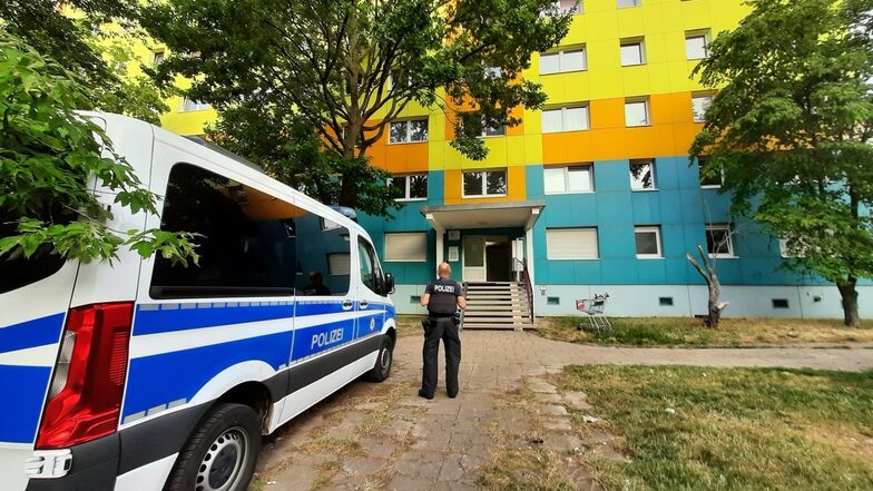 Die Bundespolizei durchsucht Wohnungen in einem Plattenbau in Schkeuditz. Dort sollen illegal tätige Leiharbeiter aus Rumänien untergekommen sein.