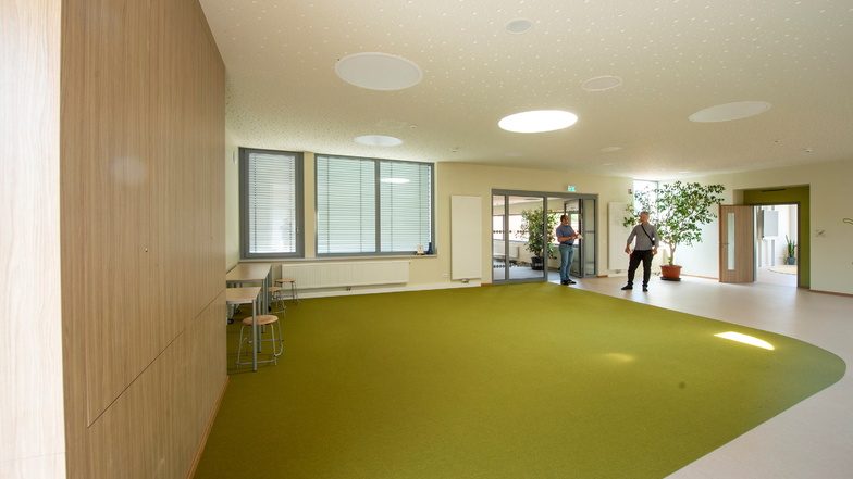 Mit grünem Teppich sind Bereiche im Flur ausgelegt...