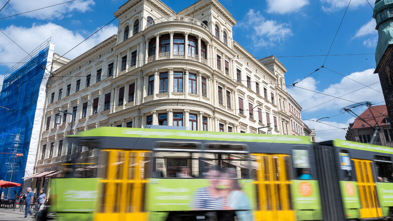 Eine Straßenbahn fährt über den Postplatz.