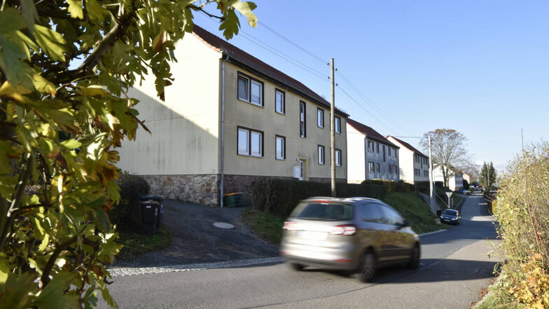 Hier in der Siedlung Naundorf müssten die Fassaden der Häuser wegen Asbest saniert werden.