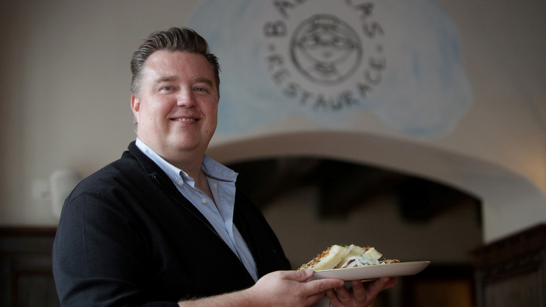 Guten Appetit! Gastwirt und Unternehmer Josef Miček serviert in seinem Pirnaer Restaurant Babička Knödel mit Gulasch.
