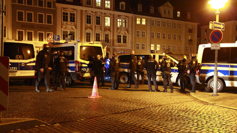 Großaufgebot der Polizei am Görlitzer Obermarkt Montagabend.