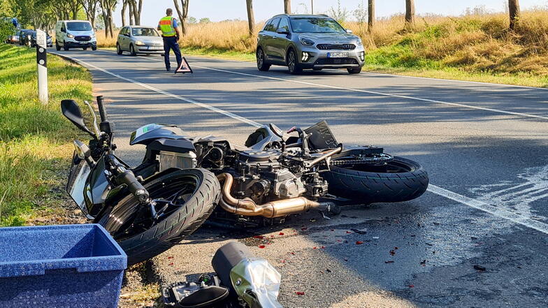 Ein Motorradfahrer ist auf der B 175 bei Döbeln mit einem Auto zusammengestoßen.