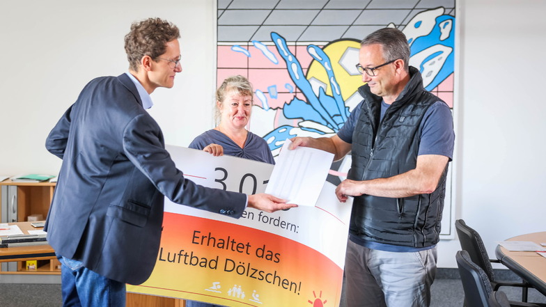 Kai Burkhardt und Stefanie Bröhl übergeben Jan Donhauser die Unterschriftenliste für das Bad in Dölzschen.