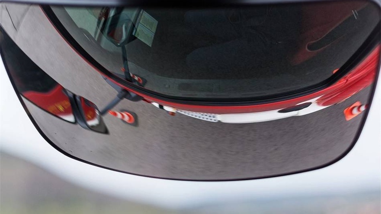 Überblick behalten Die am Fahrzeug angebrachten Spiegel gehören zu den wichtigsten Hilfsmitteln. Neuere Modelle sind heute mitunter auch mit einer Rückfahrkamera ausgestattet.