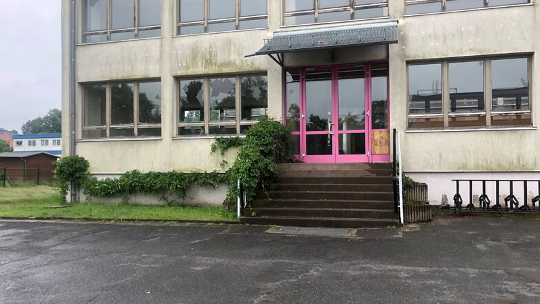An der alten Plattenbauschule auf dem künftigen Schulcampus-Gelände in Arnsdorf wurden Scheiben eingeschlagen. Ähnlich sieht es an der Trauerhalle aus.