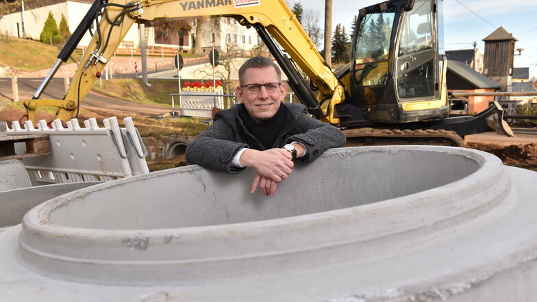 2020 hat der Bau der Trinkwasserleitungen in Johnsbach begonnen. Auch für Glashüttes Bürgermeister Markus Dreßler ist das ein Erfolg.