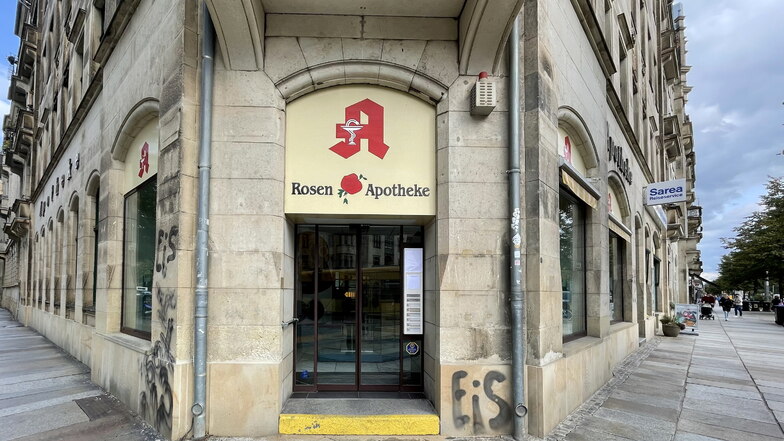 Erst "Borsbergschänke" und dann Apotheke. Seit 1907 versorgte der Eckladen in Dresden Kunden mit Arznei und medizinischen Hilfsmitteln. Nun bleibt die Tür verschlossen.