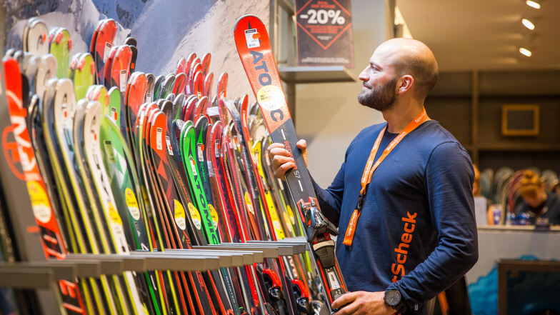 Im Sportscheck in der Altmarktgalerie und in anderen Sportgeschäften sind Skier zurzeit stark reduziert. Auch andere Wintersportartikel sind preisgünstig erhältlich.