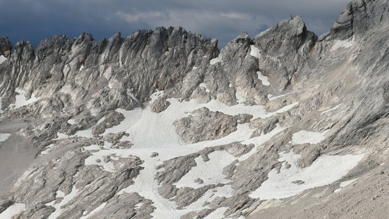 Schnee liegt auf dem Gletscherrest des Südlichen Schneeferners.