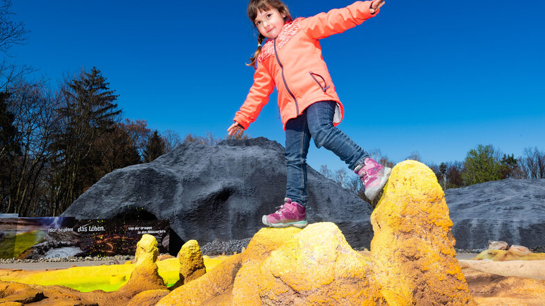 Tanz auf dem Vulkan: Die dreijährige Emma besuchte mit ihrer Mutter am Montag den Saurierpark in Kleinwelka. Sie gehörte zu den ersten Besuchern, die durch das neue Themenareal „Lavaris“ schlendern konnte. Für die Erlebniswelt samt brodelndem Vulkan hat d