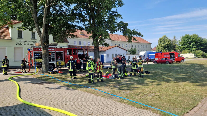 Mehrere Feuerwehren waren am Sonntag in Elstertrebnitz bei Leipzig im Einsatz. Sie wurden dor4t zu einem Brand in einem Sportlerheim alarmiert worden.