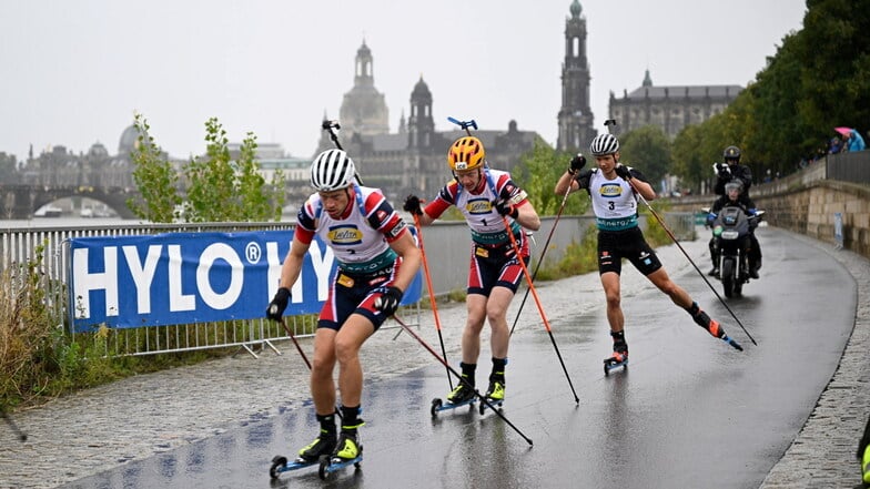 Dresdens imposante Altstadt-Kulisse ging bei Dauerregen etwas unter. Die Biathleten um Johannes Thingnes Boe (Mitte) und Lokalmatador Justus Strelow (r.) störte das weniger.