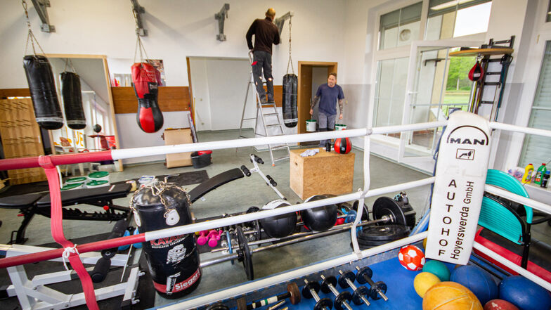 Drei Räume des Laubuscher Sportlerheims werden vom Boxclub Niederlausitz Lauta-Laubusch genutzt und derzeit renoviert. Um Platz für die Malerarbeiten zu bekommen, müssen die Sportgeräte von Raum zu Raum befördert und gestapelt werden.