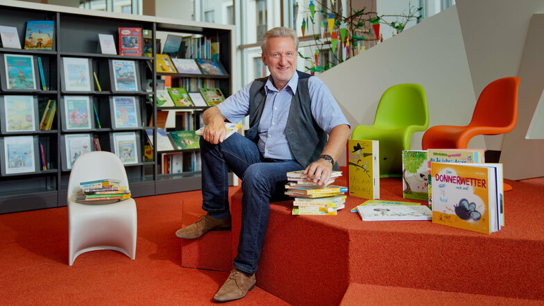 Der Chef der Städtischen Bibliotheken Arend Flemming, mit Kinderbüchern in der Zentralbibliothek im Kulturpalast.