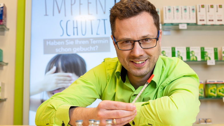 Stephan Torke, Inhaber der Grund-Apotheke im Weißeritzpark in Freital, hat sich schulen lassen, um zukünftig auch Impfungen gegen Corona vorzunehmen.