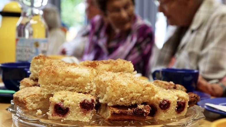 Verschiedene Kuchen – zum Teil mit selbst geernteten Johannisbeeren – haben die Kinder für die Senioren gebacken. Vor dem Kosten gab es ein kleines Programm.