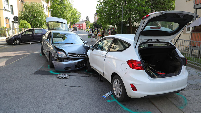 Auf der Grillparzerstraße sind am Sonntag drei Autos an einem Verkehrsunfall beteiligt gewesen.