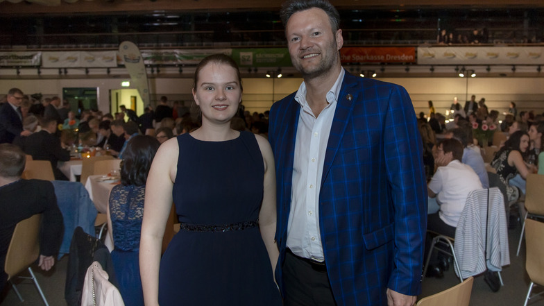 Die zehnplatzierte Linda Erben vom Snookerclub Neustadt/Sachsen wurde 2018 im Snooker die jüngste Deutsche Meisterin aller Zeiten. Am Sonnabend, vor der Gala, sicherte sich die 18-Jährige zudem ihren vierten Landesmeistertitel in Folge. Vereinschef Oliver Garnys begleitete die Schülerin nach Wilsdruff. 