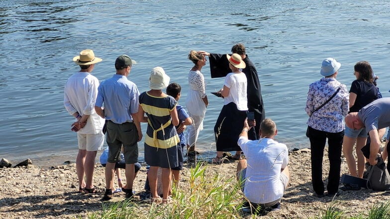 Taufschale oder Elbwasser? Das erste-Open-Air-Tauffest an der Dresdner Elbe.